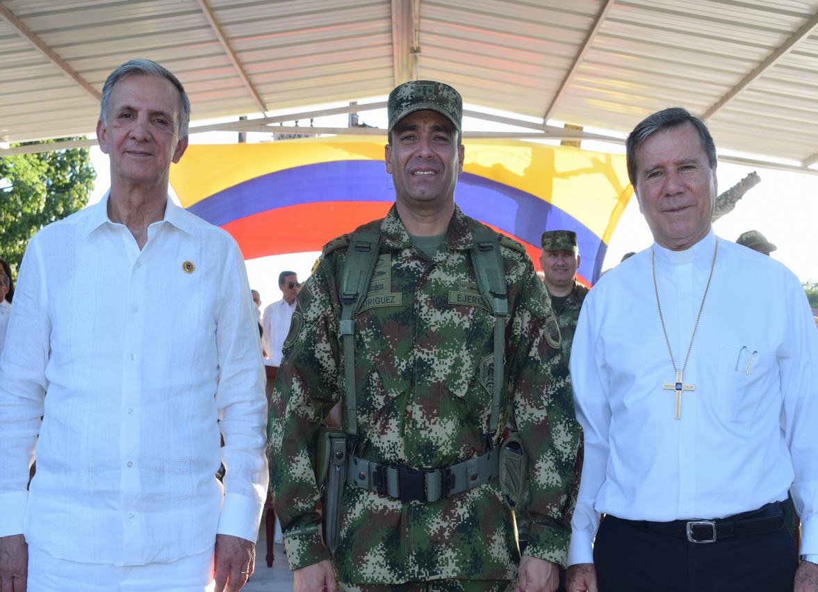 Mayor General Guillermo Quiñonez Quirós, Coronel Oscar Armando Rodríguez y Monseñor Froilán Casas.